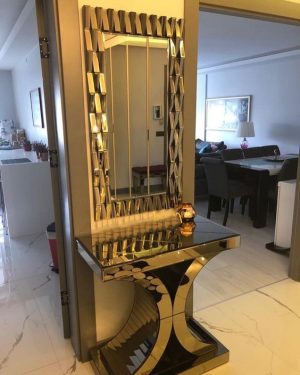 Elegant Venetian Console